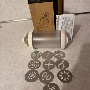 The Pampered Chef Cookie Press with Discs - White and Silver